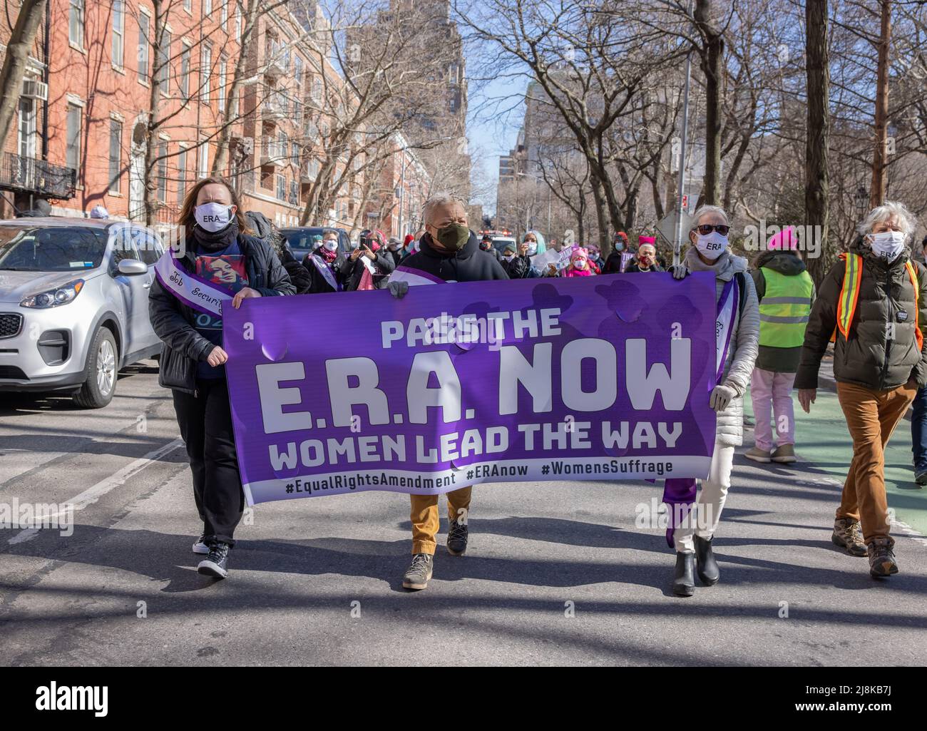 NEW YORK, NY – 7. März 2021: Demonstranten demonstrieren in Manhattan für die Gleichstellungsänderung am Vorabend des Internationalen Frauentags 2021. Stockfoto
