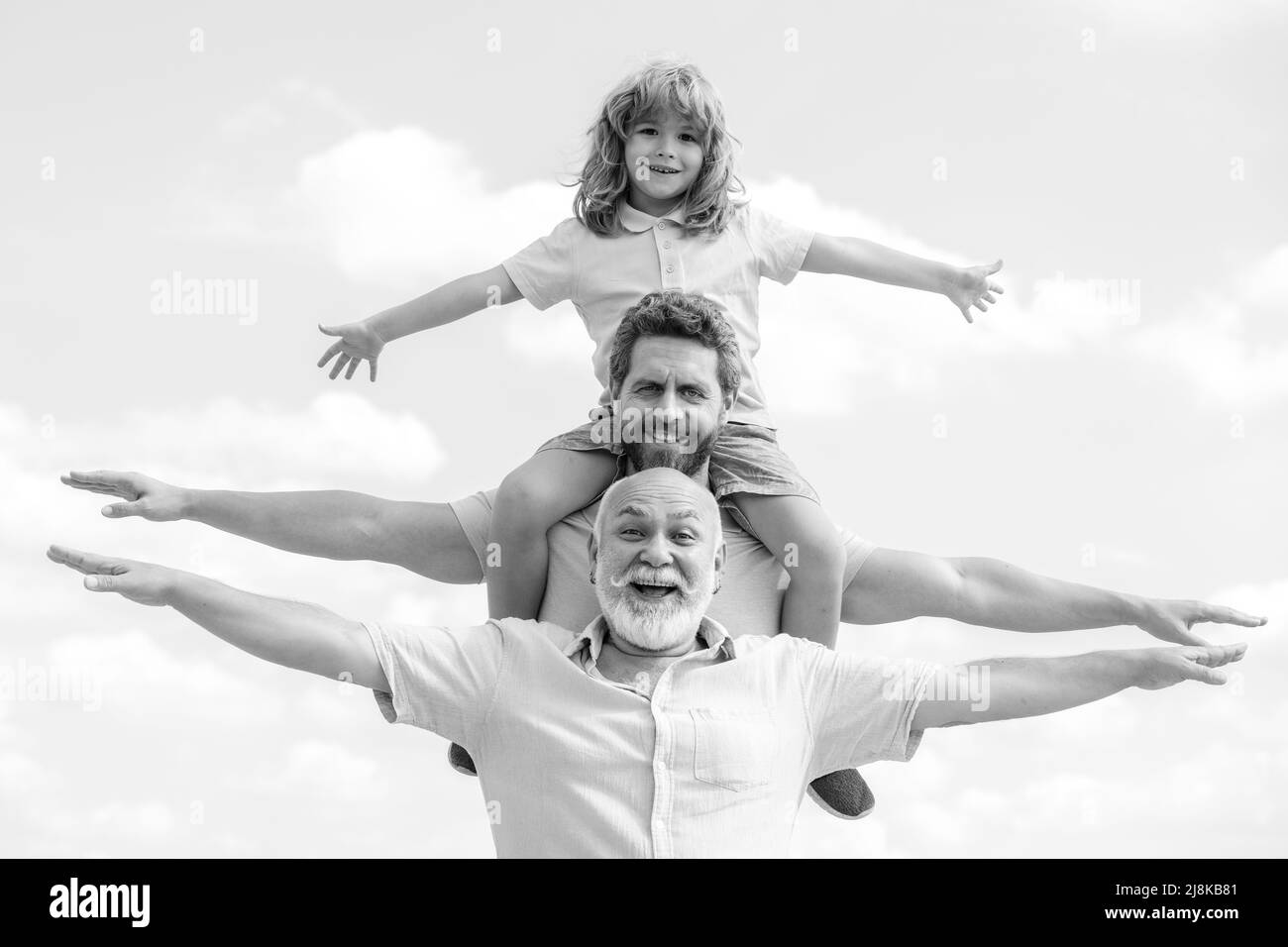 Vatertag. Der Familienvater war am Wochenende alt. Vater und Sohn mit Großvater, der die Hände hebt oder die offenen Arme fliegt. Männergeneration. Stockfoto