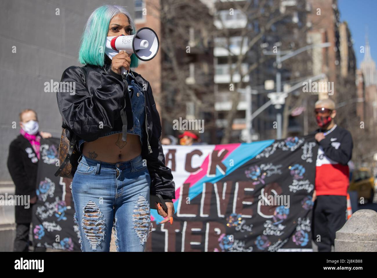 NEW YORK, NY – 7. März 2021: TS Candii, Gründer von Black Trans Nation, spricht auf einer Kundgebung in Manhattan, um die Gleichstellungsänderung zu unterstützen. Stockfoto