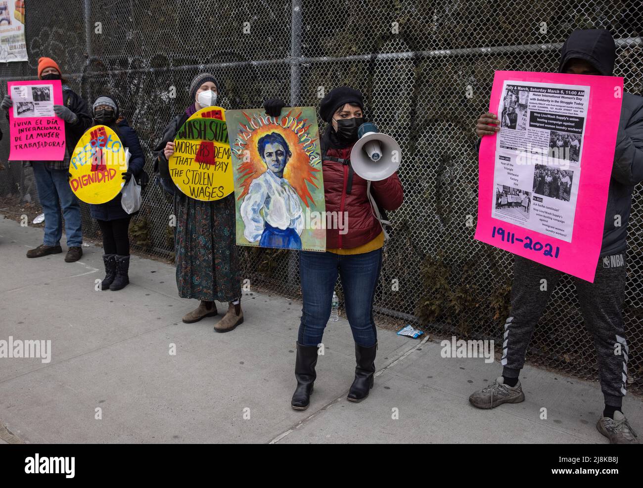 NEW YORK, New York – 6. März 2021: Demonstranten versammeln sich vor dem Internationalen Frauentag zur Unterstützung von Wäschereiarbeitern, die die unrechtmäßige Kündigung vorbringen. Stockfoto