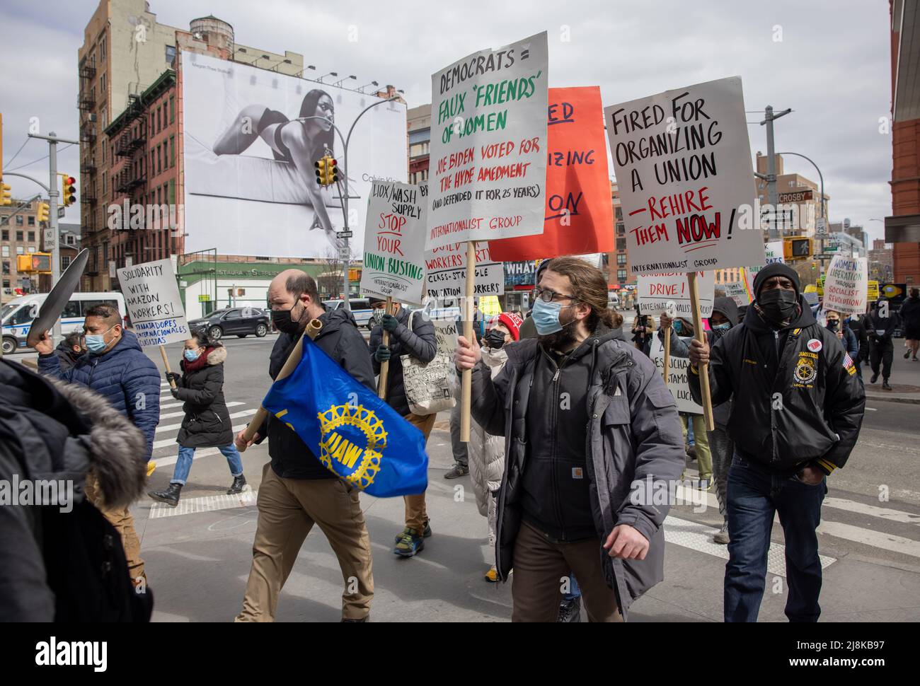 NEW YORK, NY – 6. März 2021: Demonstranten demonstrieren vor dem Internationalen Frauentag für die Arbeitnehmerrechte. Stockfoto