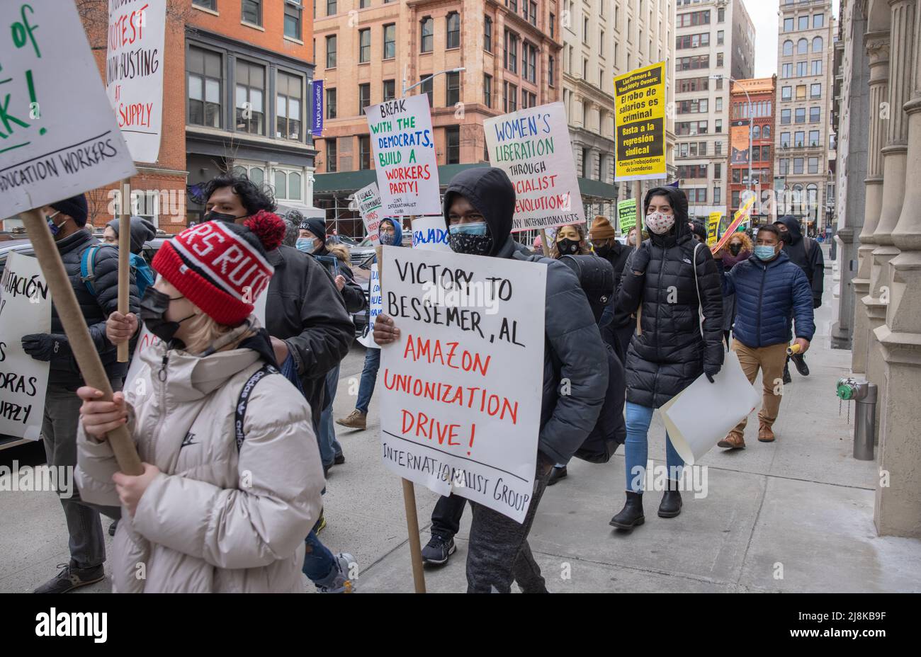 NEW YORK, NY – 6. März 2021: Demonstranten demonstrieren vor dem Internationalen Frauentag für die Arbeitnehmerrechte. Stockfoto