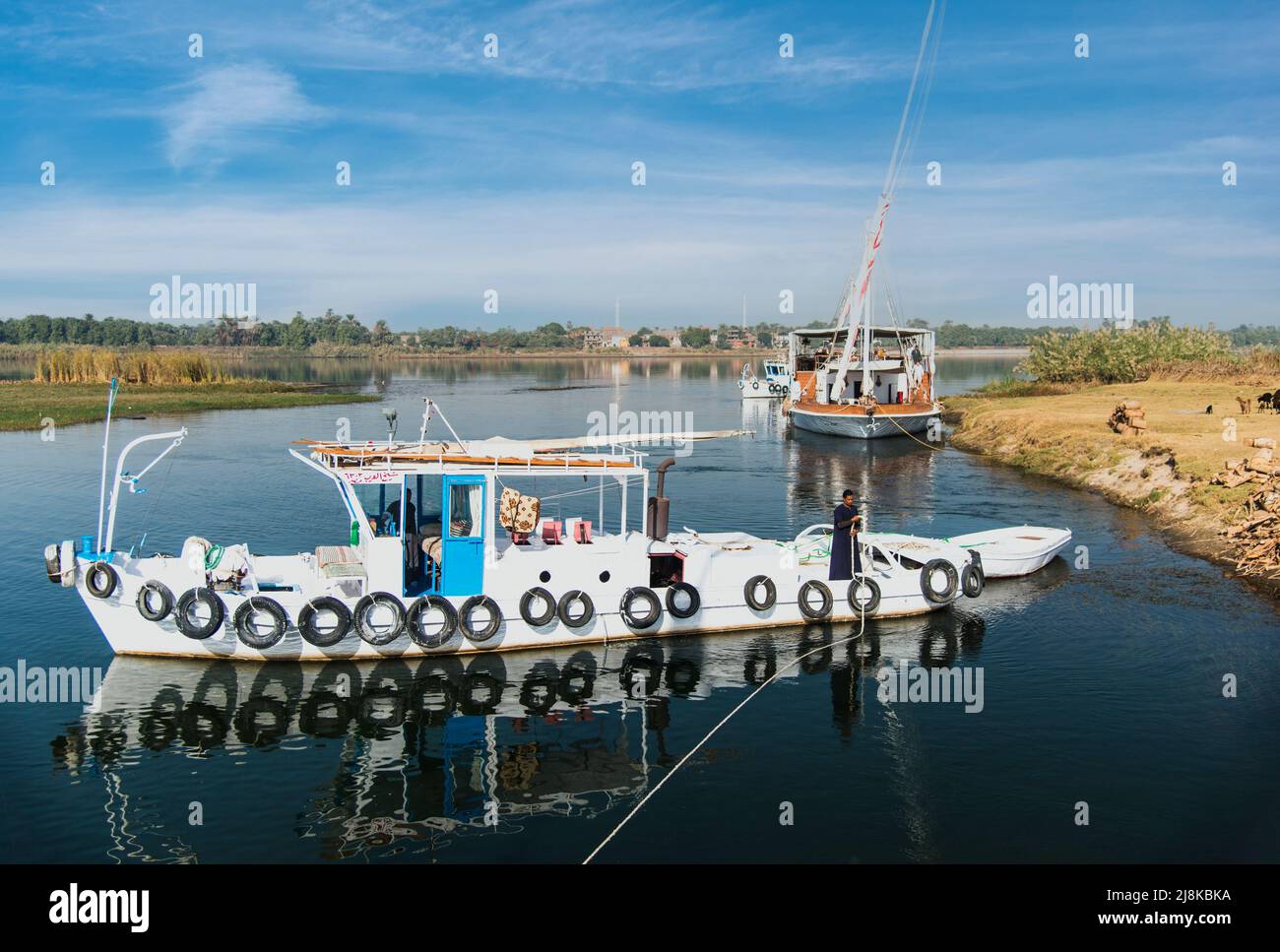 Schlepper und ein Nildahabiya-Boot in der Nähe des Nils Stockfoto