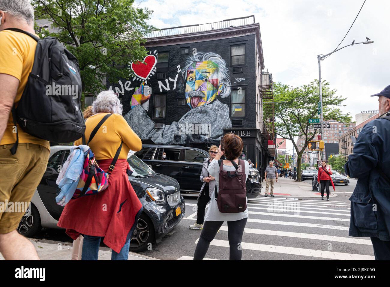 New York, New York, USA. 16.. Mai 2022. Touristen, die New York besuchen, nehmen Fotos und Selfies eines Gemäldes von Alfred Einstein auf einer Seite eines Gebäudes an der südöstlichen Ecke der West 21 Street und 8. Avenue im Stadtteil Chelsea in New York mit (Bildquelle: © Brian Branch Price/ZUMA Press Wire) Stockfoto