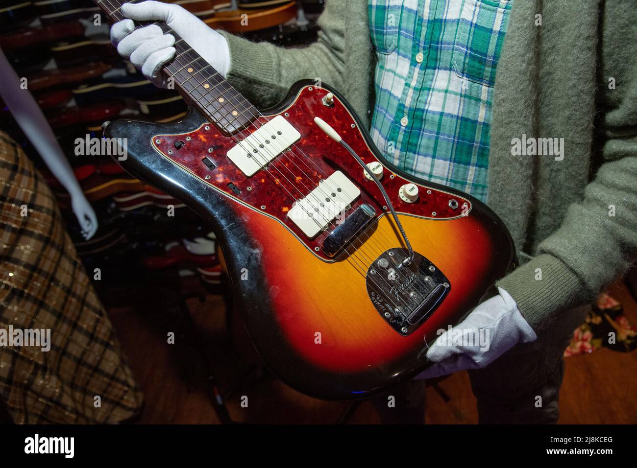 Eine 1964 Fender Jazzmaster E-Gitarre im Besitz von Jimi Hendrix wird von Juliens Auctions CFO Martin Nolan bei der Medienvorschau der 'Music I Stockfoto