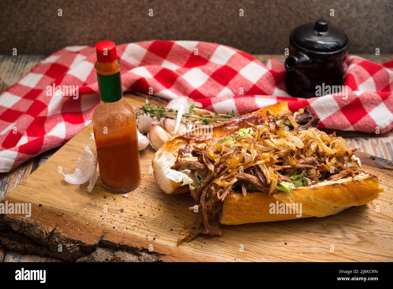 New Orleans Roast Beef Debris Po Boy Sandwich. Langsam gegartes Braten Beef Eintopf Füllung, gebratene Zwiebelchips und eine heiße Sauce. Stockfoto