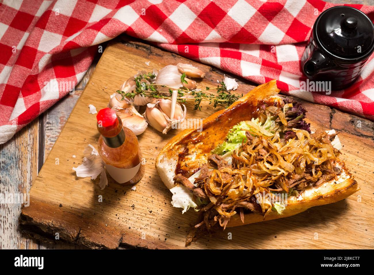 New Orleans Roast Beef Debris Po Boy Sandwich. Langsam gegartes Braten Beef Eintopf Füllung, gebratene Zwiebelchips und eine heiße Sauce. Stockfoto