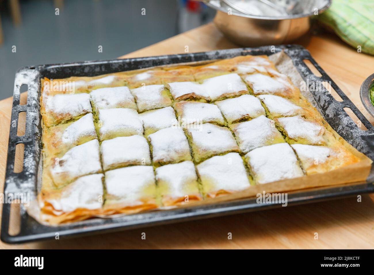 Katmer – Türkische knusprige Pfannkuchen aus Phyllo-Teig mit Pistazien, Honigsirup und Vanilleeis Stockfoto