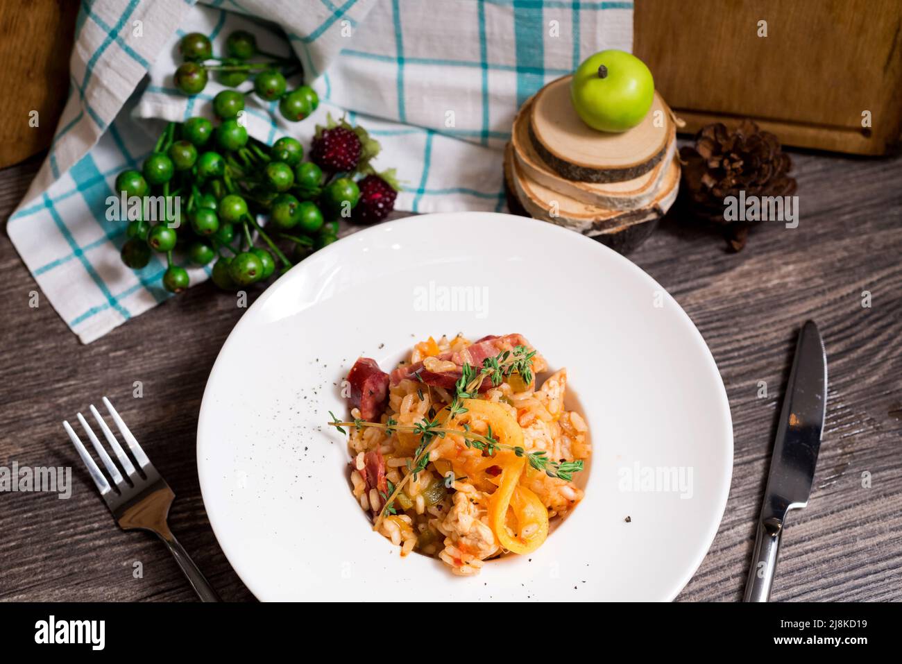 Creole Jambalaya, auch bekannt als New Orleans Paella, Reis in Tomatensauce mit Schinken und Gemüse Stockfoto