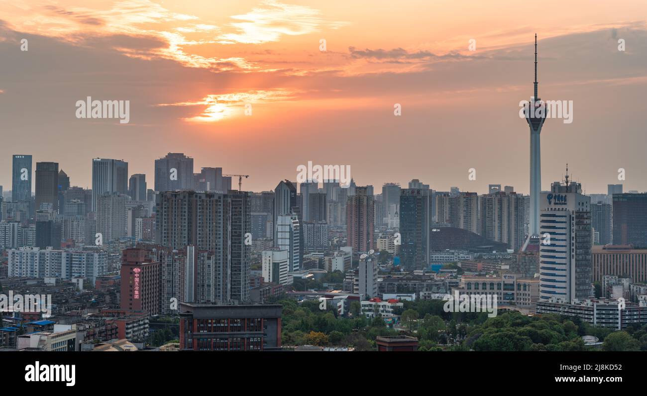 Blick auf die Skyline von Chengdu bei Sonnenuntergang Stockfoto