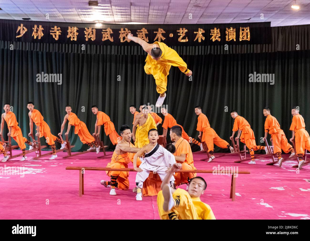 Lehrlinge im berühmten Shaolin-Tempel in Dengfeng, Henan, China, üben ihre Kampfkunst und akrobatischen Fähigkeiten aus. Stockfoto