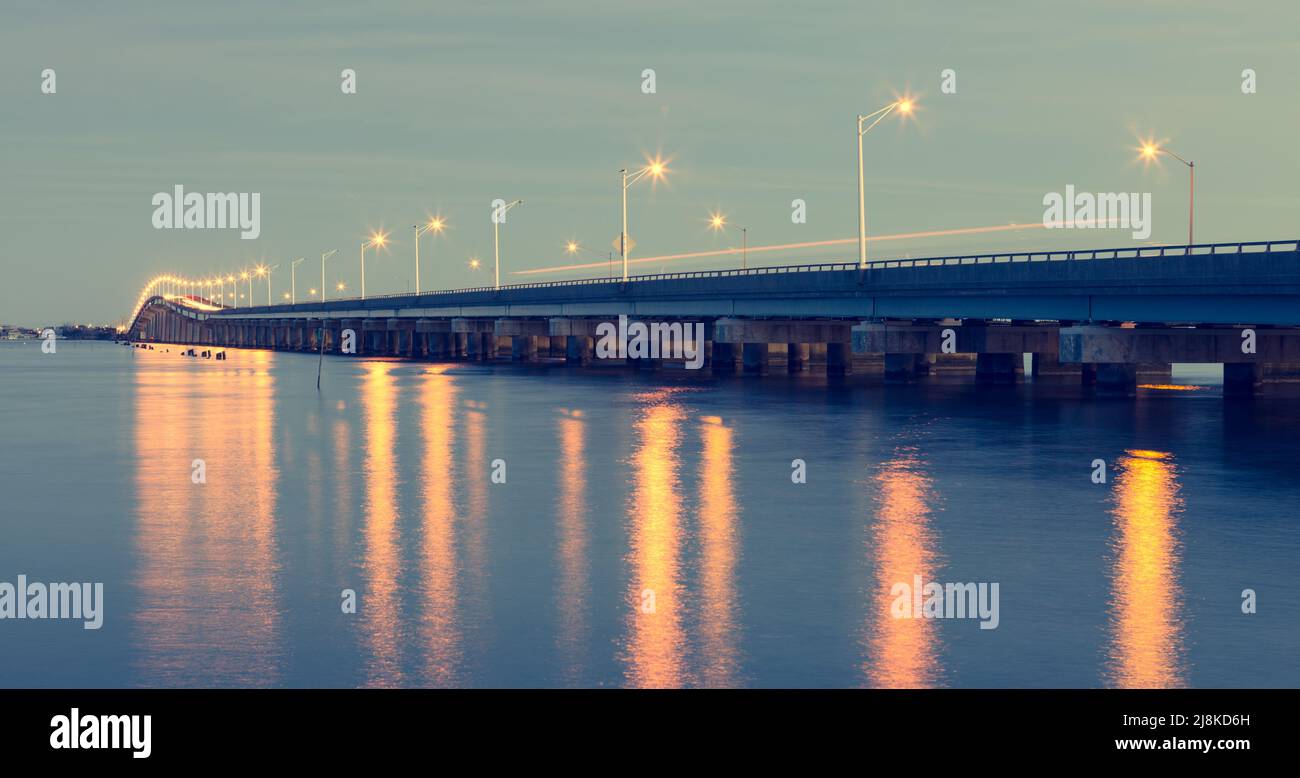 Vintage Film Look Aufnahme der Tunney Bridge kurz nach Sonnenuntergang mit Lichtsteaks von vorbeifahrenden Autos Stockfoto