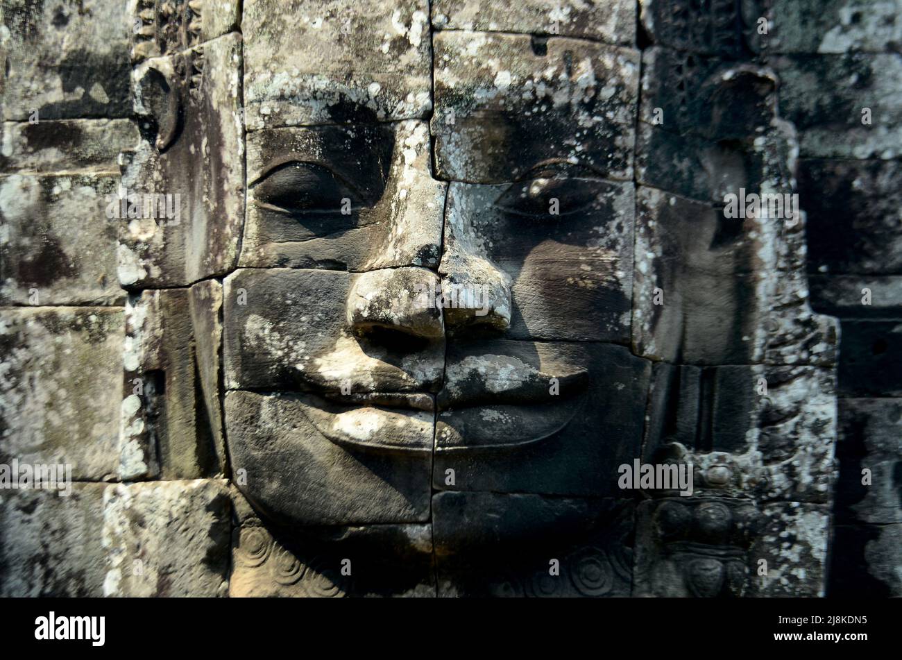 Steingesicht Von Buddha. Lächeln Sie das Gesicht des Buddha. Tempelkomplex Angkor Wat, Bayon Tempel, Angkor Thom, Kambodscha Stockfoto