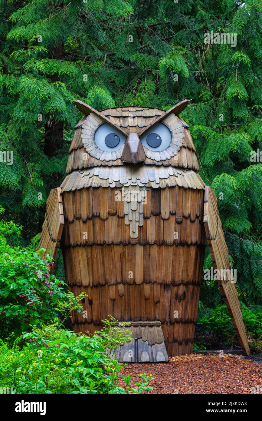 Große Holzeule in einer Ecke des botanischen Gartens VanDusen in Vancouver, Kanada Stockfoto