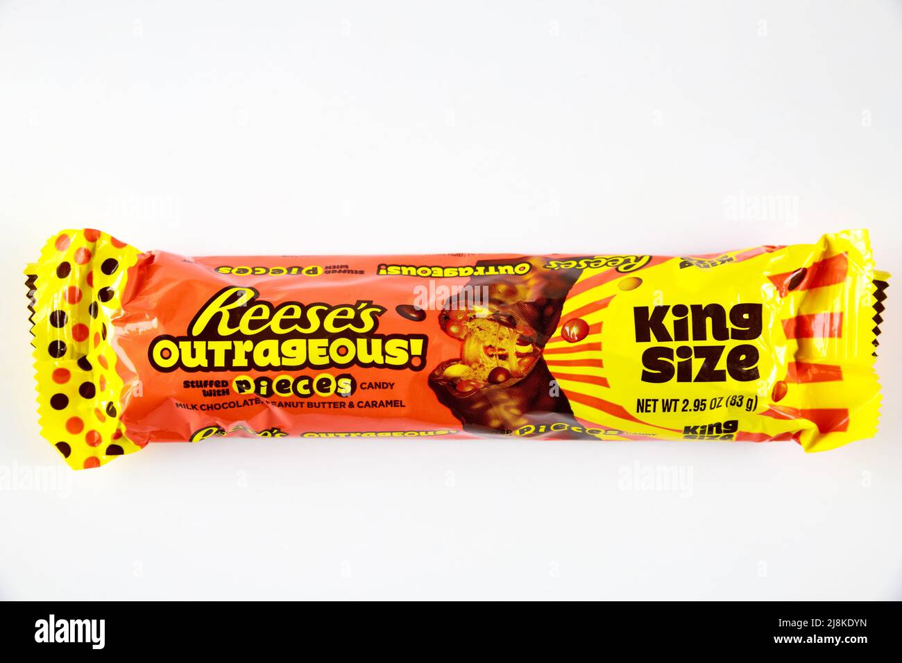 Reeses Milchschokolade mit Erdnussbutter und Karamell isoliert auf weißem Hintergrund. Stockfoto
