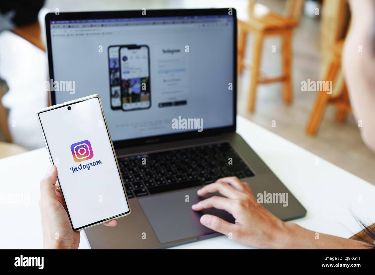 CHIANG MAI, THAILAND - 13. Mai 2022 : Frau Hand hält Smartphone-Handy mit Login-Bildschirm der instagram-Anwendung. Instagram ist am größten und am meisten Stockfoto