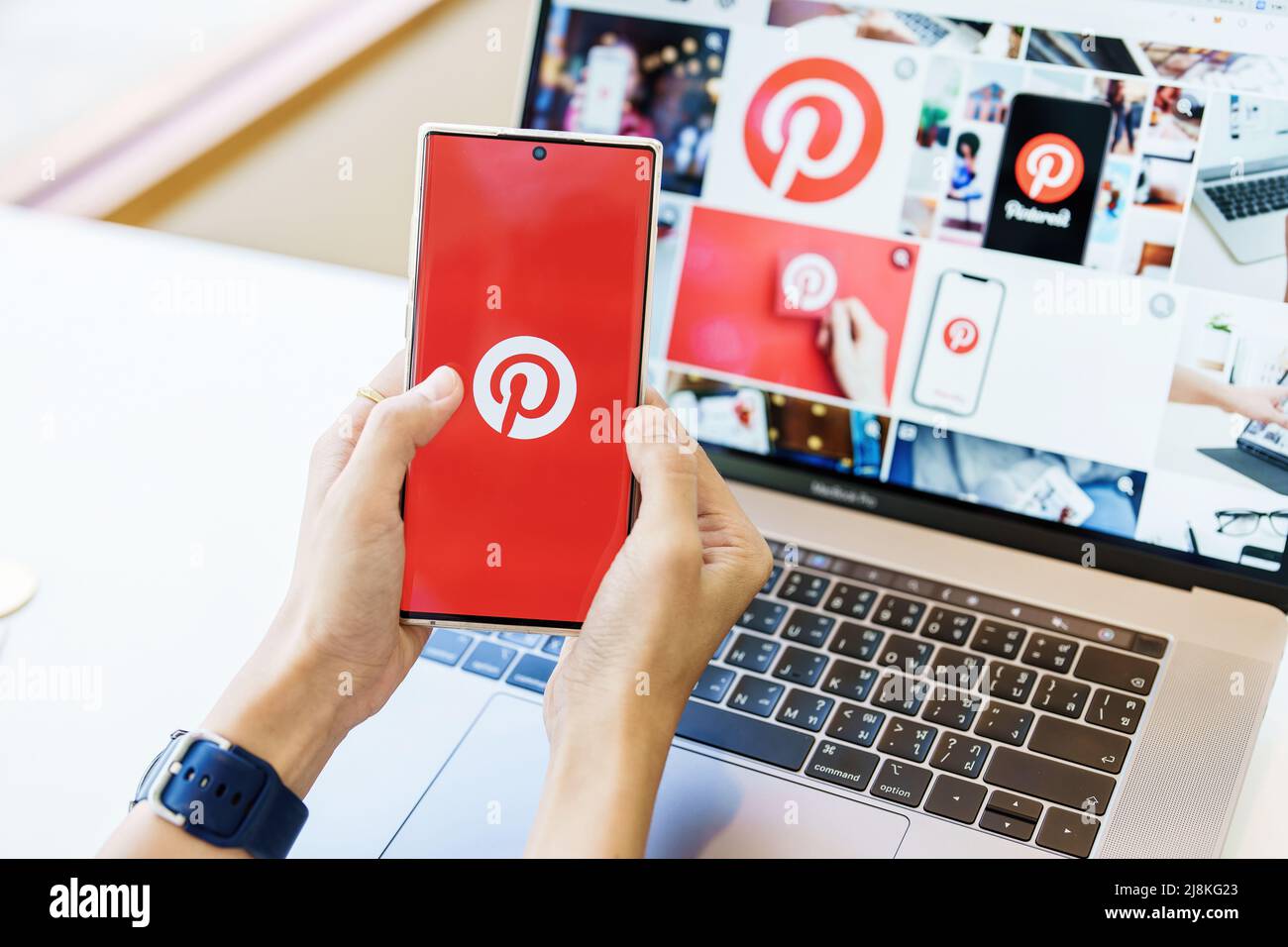 Chiangmai, Thailand - Mai 13 2022 : Smartphone zeigt Pinterest-Anwendung auf dem Handy Stockfoto