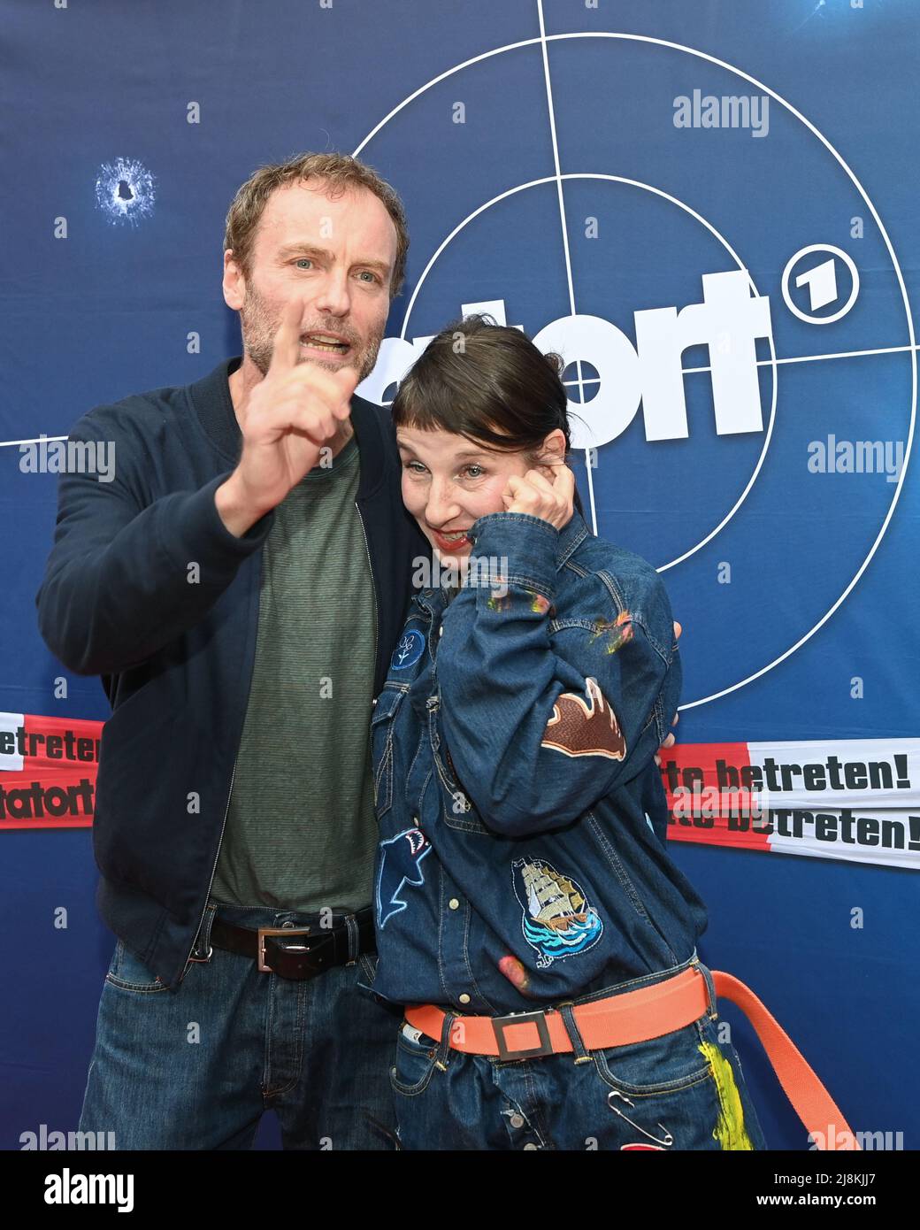 Berlin, Deutschland. 16.. Mai 2022. Die Schauspieler Meret Becker und Mark Waschke kommen zur Preview des RBB-Tatorts 'das Mädchen, das allein nach Haus' geht' im Delphi Filmpalast. Für Meret Becker ist es nach 7 Jahren ihr letzter „Tatort“ als Kommissarin Nina Rubin neben Waschke als Robert Karow. Das erste zeigt die Folge am 22.05.2022 um 20,15 Uhr. Quelle: Jens Kalaene/dpa/Alamy Live News Stockfoto