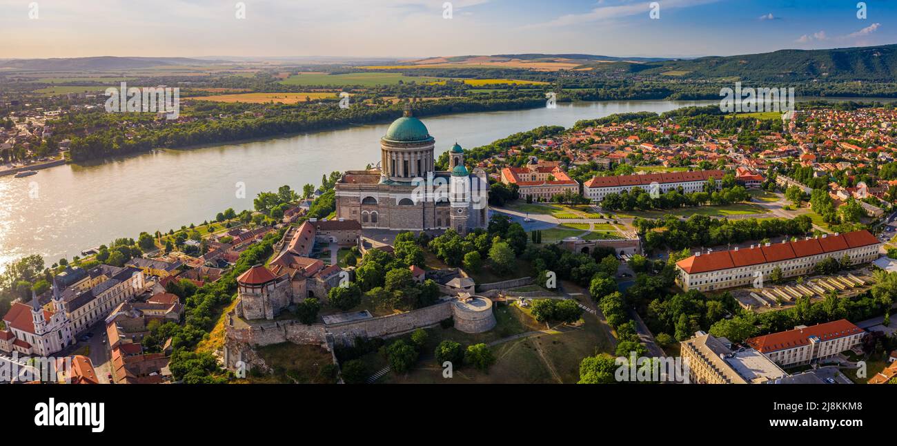 Esztergom, Ungarn - Luftpanorama der in den Himmel übernommenen Primatial-Basilika der seligen Jungfrau Maria (Basilika von Esztergom) auf einer Summe Stockfoto