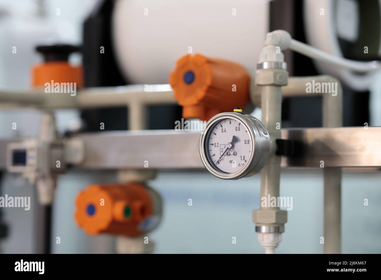 Analoges Manometer und Kunststoffrohrsystem. Selektiver Fokus. Stockfoto