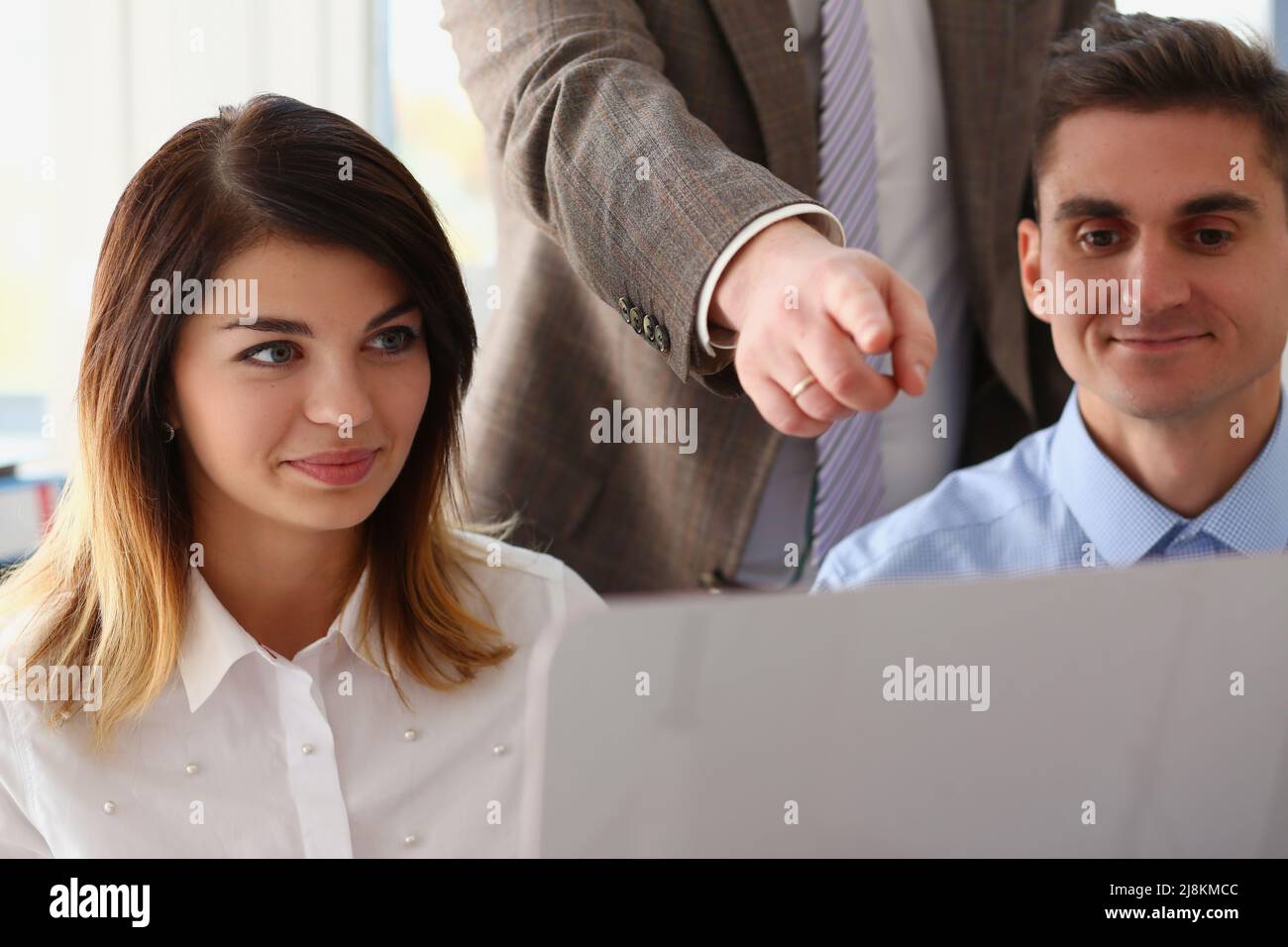 Teamarbeit am Desktop-Computer, Chef zeigen auf dem Bildschirm, dieses eine, perfekte Wahl Stockfoto