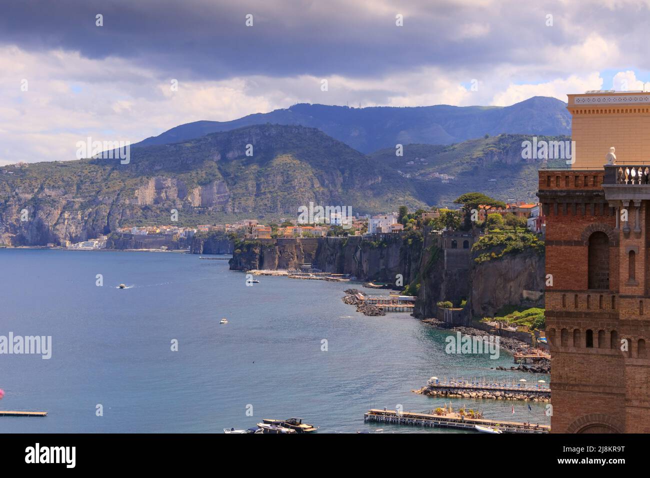 Panoramablick auf die Küste von Sorrent in Kampanien, Süditalien. Stockfoto