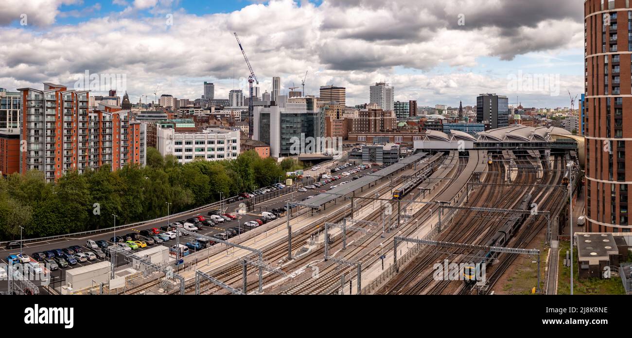 LEEDS, GROSSBRITANNIEN - 12. MAI 2022. Ein Luftbild von Leeds Stadtzentrum und Bahnhof Stockfoto