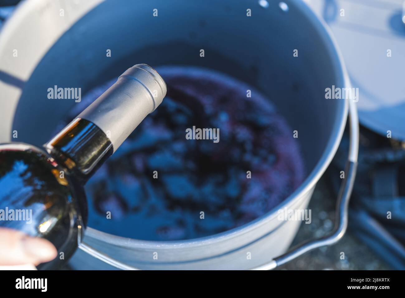 Gießen von Wein zum Brauen von Glühwein Stockfoto