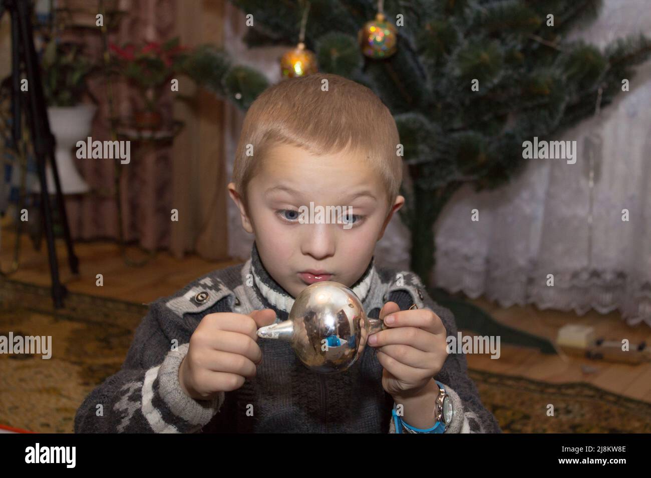 Überraschte Gesichter Kind hält ein Weihnachtsspielzeug für Weihnachtsbäume Stockfoto