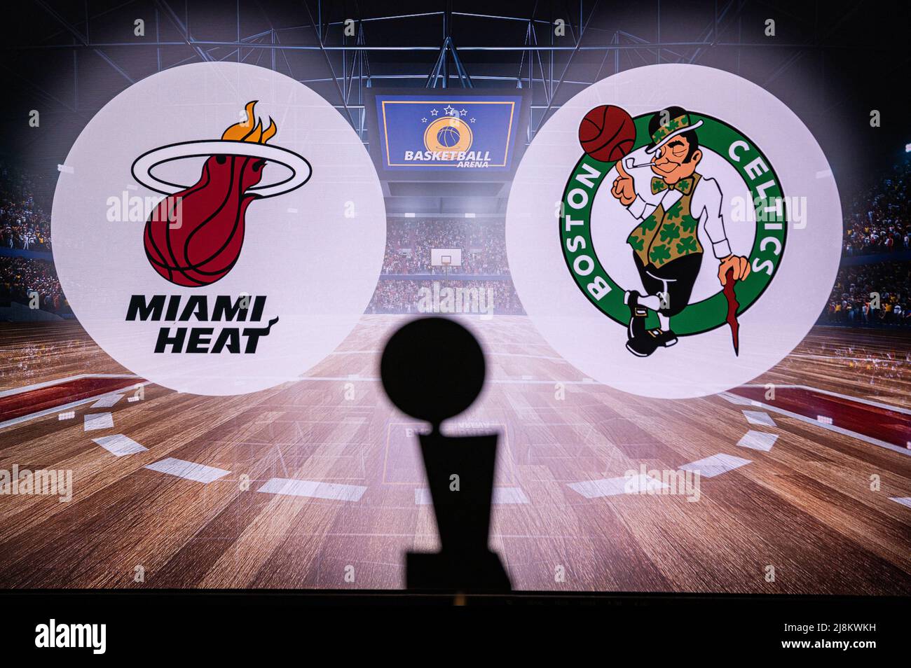 MIAMI, USA, 16. MAI 2022: Miami Heat vs Boston Celtics. NBA Eastern Conference Finals. Basketballspiel. Trophäe Silhouette und Logo der Teams in Backgro Stockfoto