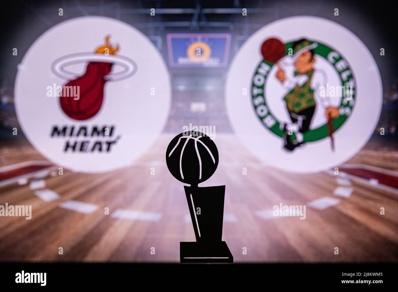MIAMI, USA, 16. MAI 2022: Miami Heat vs Boston Celtics. NBA Eastern Conference Finals. Basketballspiel. Trophäe Silhouette und Logo der Teams in Backgro Stockfoto