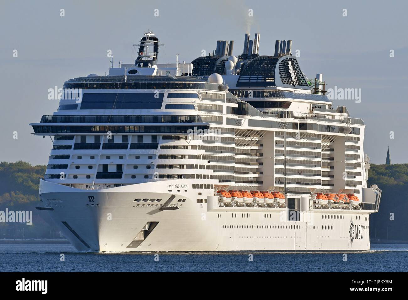 MSC GRANDIOSA verlässt den Hafen von Kiel Stockfoto