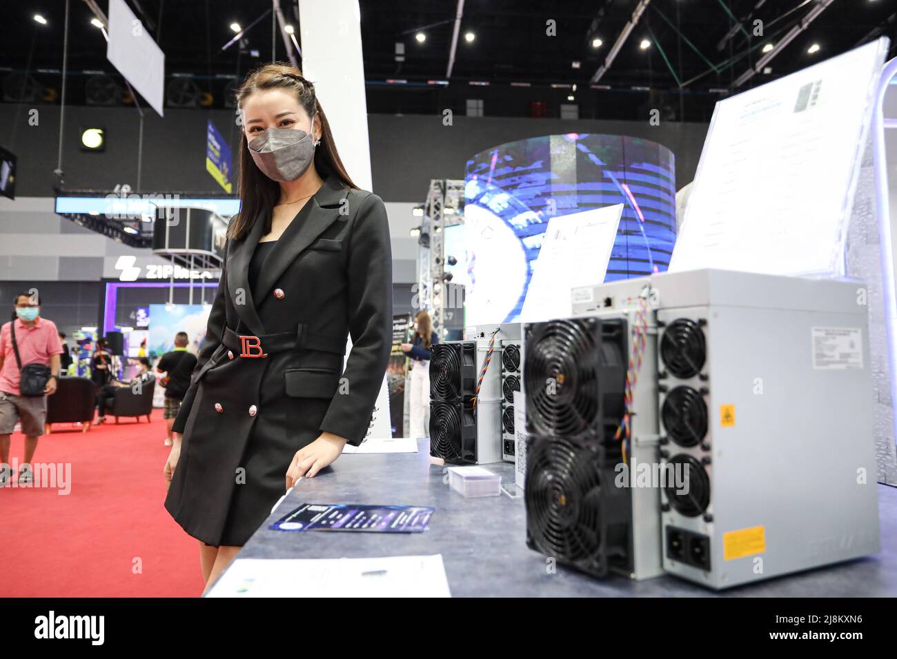 Bangkok, Thailand. 15.. Mai 2022. Der Stand zeigt digitale Münzbergbau-Ausrüstung und Hardware. Die ist offen für den Besuch und Vertrieb auf der Thailand Crypto Expo 2022. (Foto: Adirach Toumlamoon/Pacific Press) Quelle: Pacific Press Media Production Corp./Alamy Live News Stockfoto