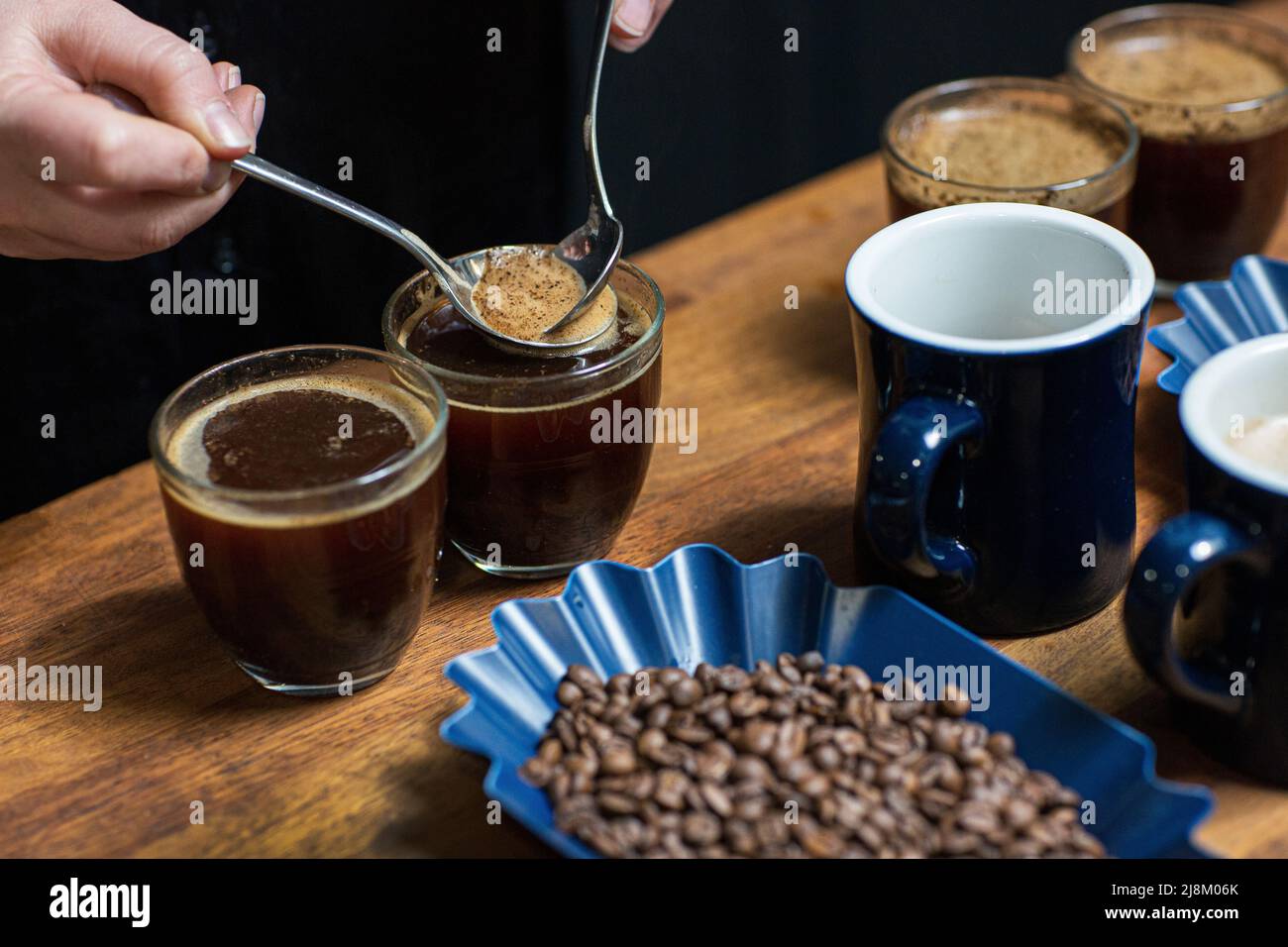 Professionelles Schröpfen von Kaffee und Kaffeeverkostung Stockfoto