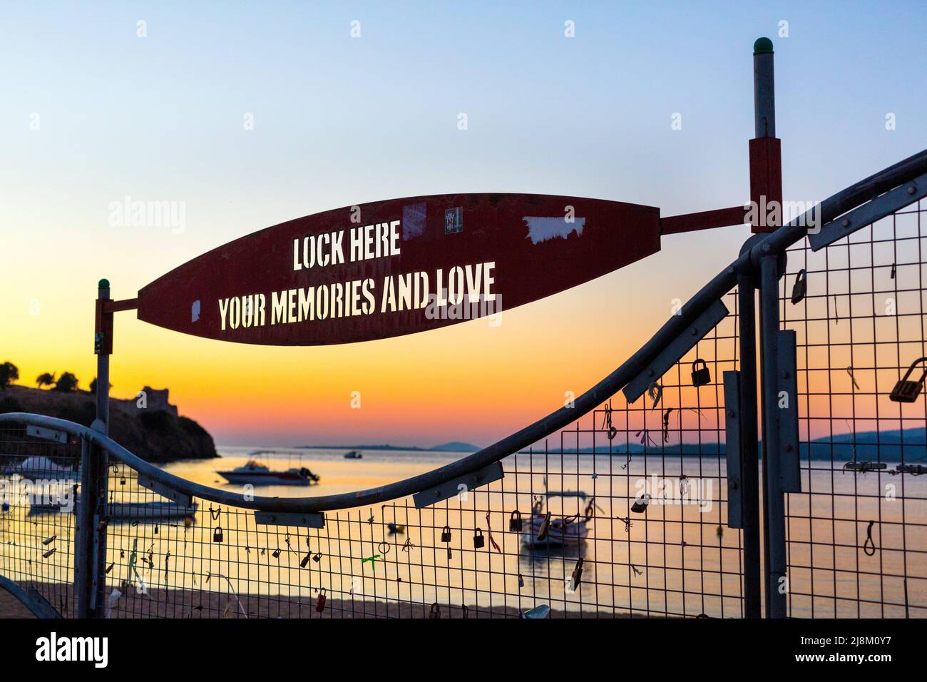 Sarti, Griechenland - 26. September 2016: Liebe Vorhängeschlösser, um Erinnerungen und Liebe hier zu verriegeln, Sonnenuntergang am Meer in Chalkidiki Stockfoto