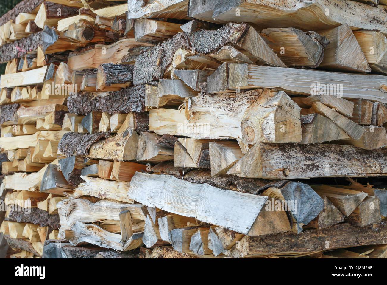 Großer Haufen mit Feuerholz Stockfoto