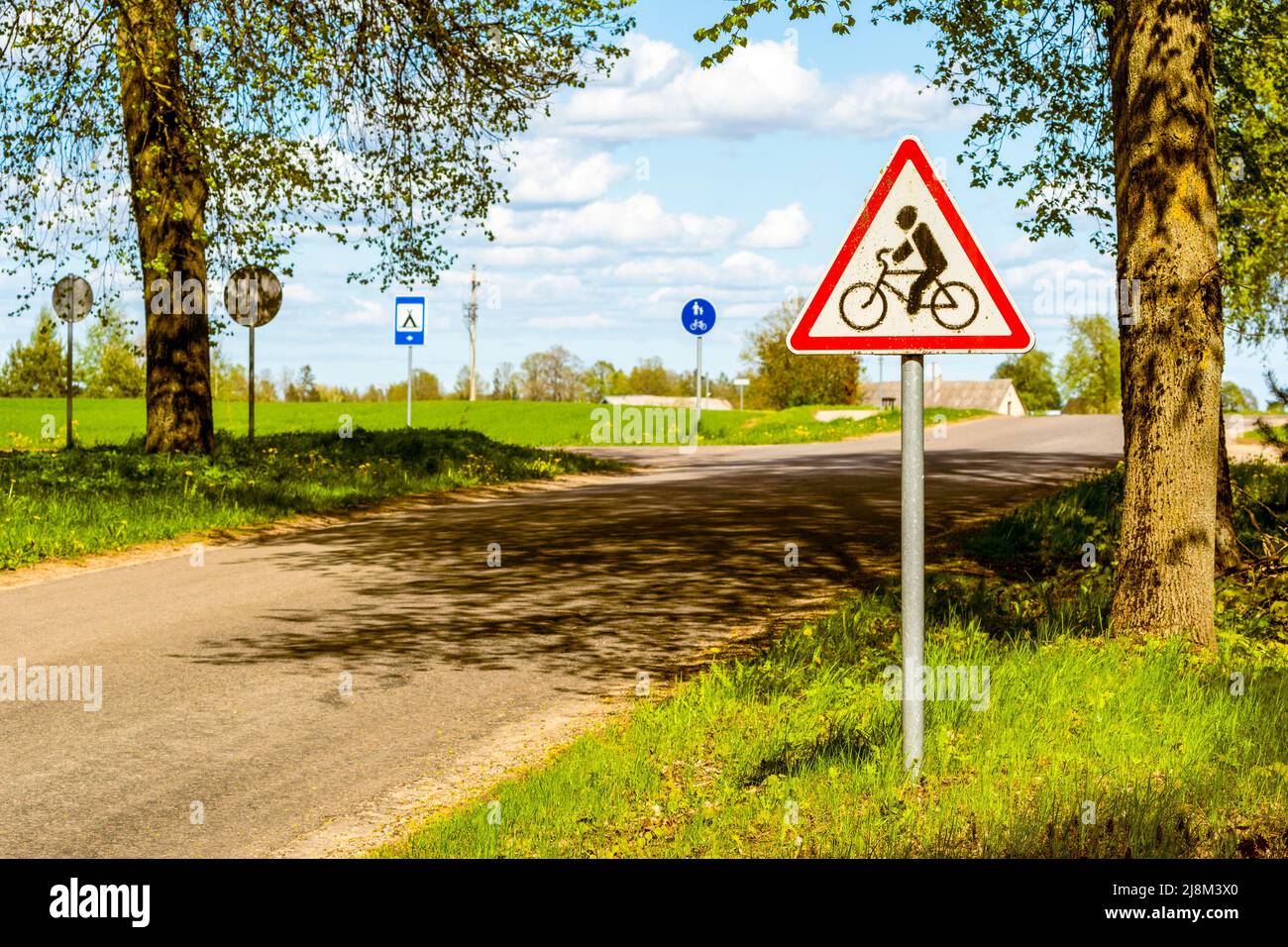 Warnsymbol in einem roten Dreieck. Fahrrad-Verkehrsschild.Radweg voraus. Stockfoto