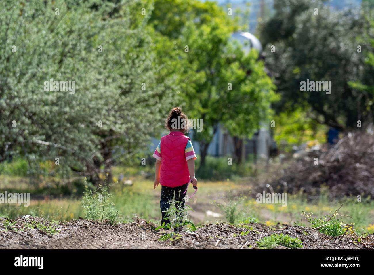 Nahaufnahme des Mädchens, das auf dem Feldweg läuft, mit selektivem Fokus. Stockfoto