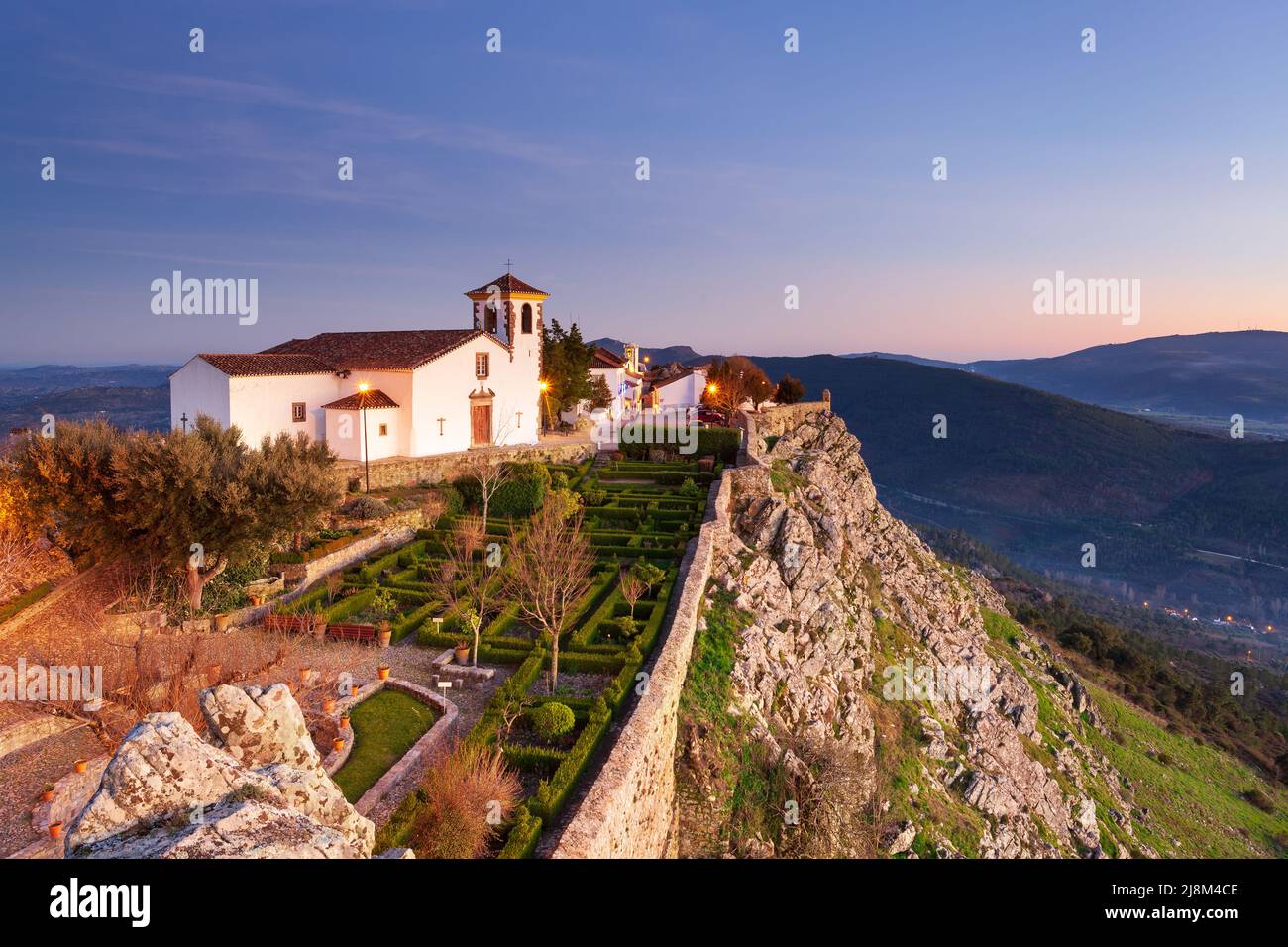 Herrlicher Sonnenuntergang auf Schloss Marvao, einem kleinen malerischen Dorf im Alentejo, Portugal. Panoramablick auf die Landschaft. Dieses Wahrzeichen ist eine erstaunliche Reise d Stockfoto