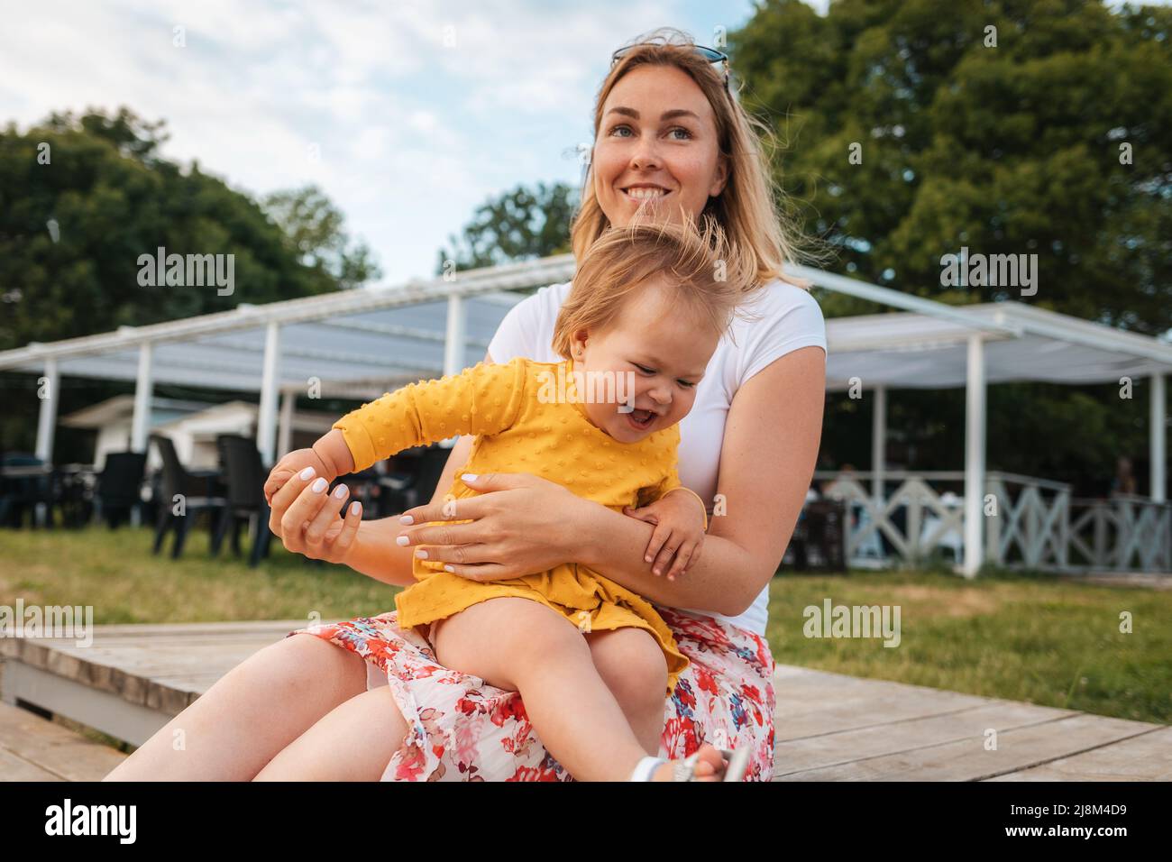 Eine junge kaukasische Familie entspannt sich im Park. Eine lächelnde