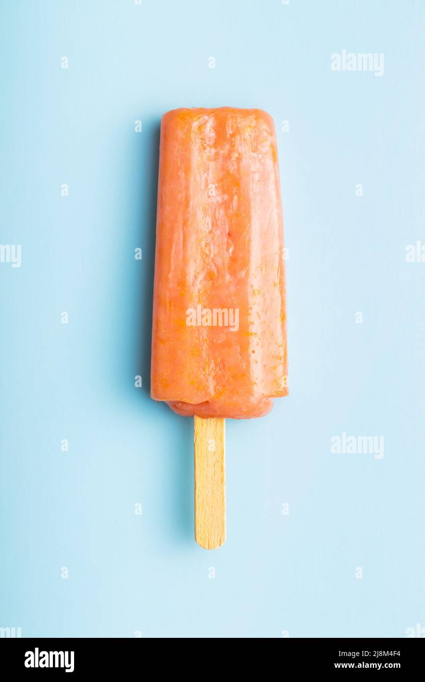 Fruchtiges Eis lolly. Süßes Fruchteis auf einem blauen Tisch. Draufsicht. Stockfoto