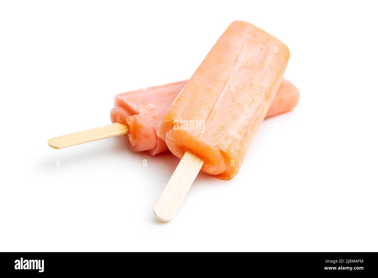 Fruchtiges Eis lolly. Süßer Popsicle isoliert auf weißem Hintergrund. Stockfoto