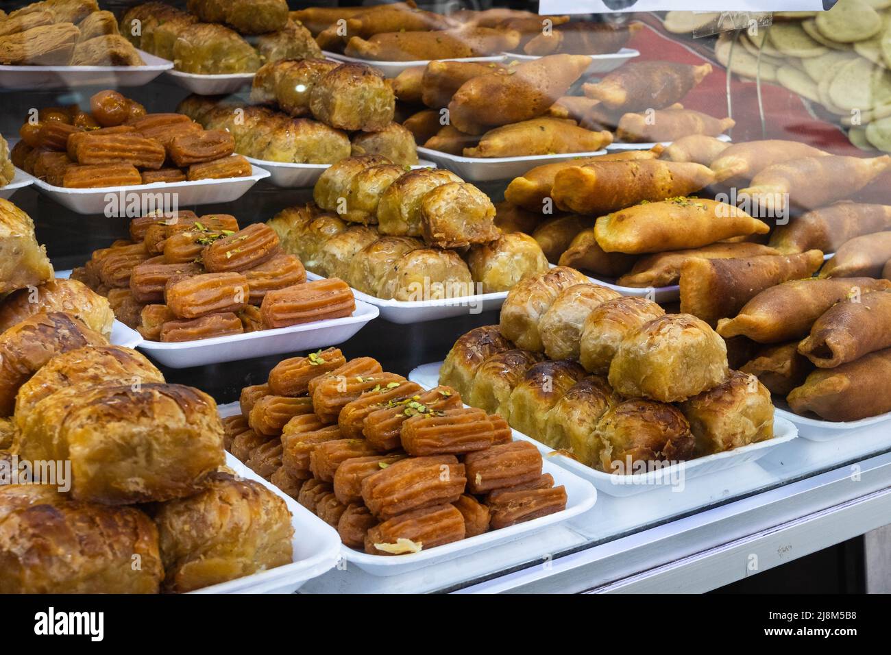 arabisches Dessert, Süßigkeiten (Qatayef oder Katayef), Gebäck und Backwaren Stockfoto