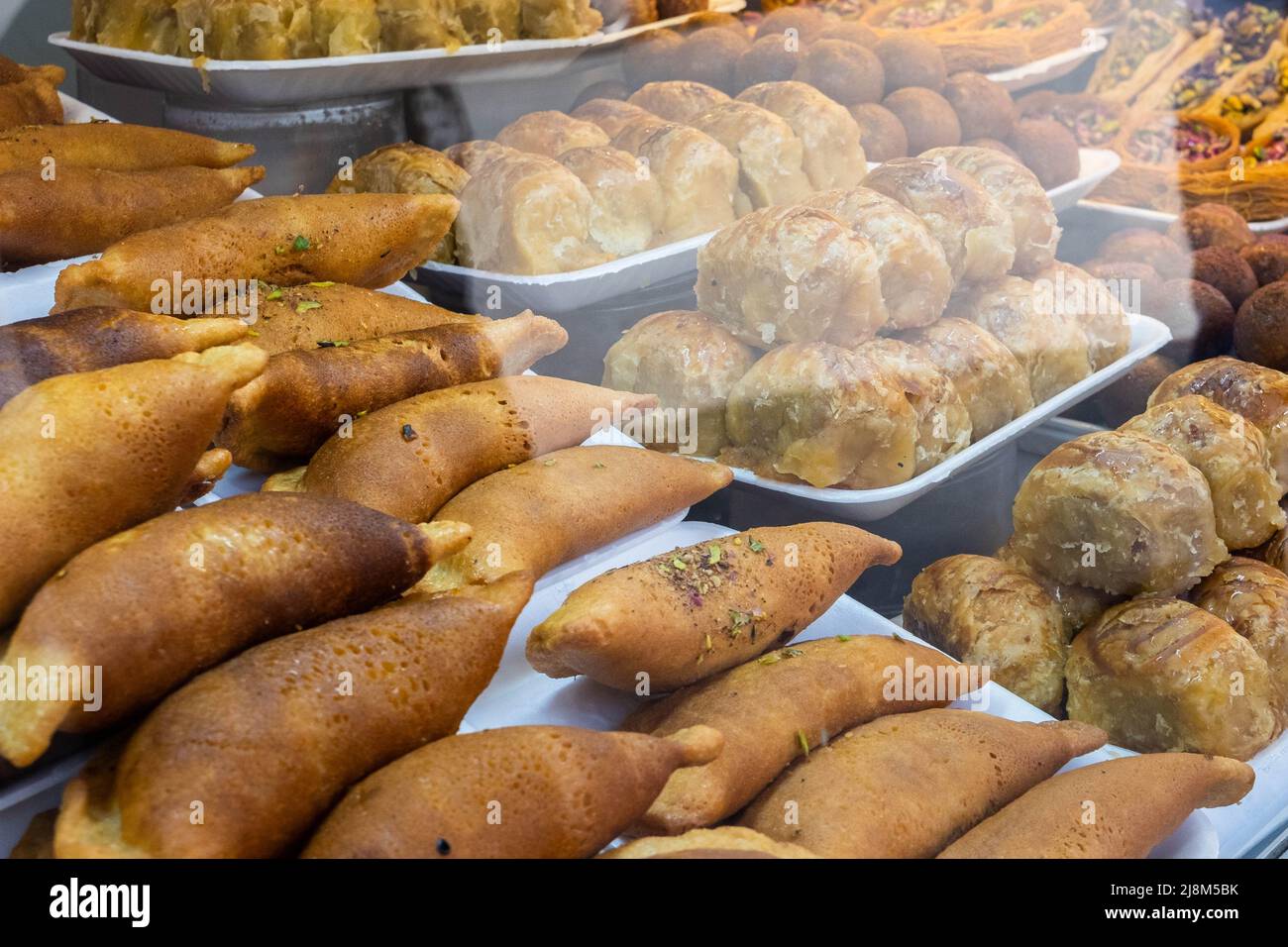 arabisches Dessert, Süßigkeiten (Qatayef oder Katayef), Gebäck und Backwaren in der Ausstellung Stockfoto