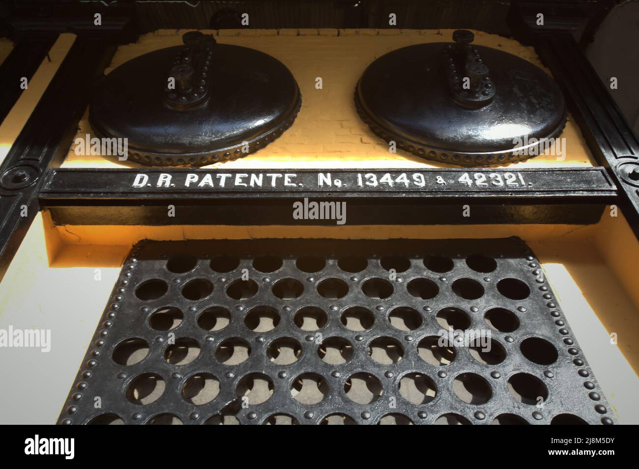 Kohlebefeuerte Dampfeinheit im Museum Goedang Ransoem, die während des kolonialen Kohlebergbaus in Sawahlunto, einer ehemaligen Kohlebergbaustadt, die Ende des 19.. Jahrhunderts von niederländischen Kolonialisten in West-Sumatra, Indonesien, gegründet wurde, zum Kochen verwendet wurde. Stockfoto