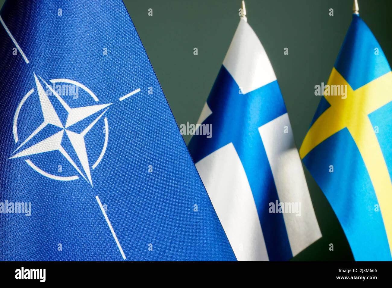 KIEW, UKRAINE - 17. Mai 2022. Flaggen der NATO, Finnlands und Schwedens, die dem Bündnis beitreten. Stockfoto