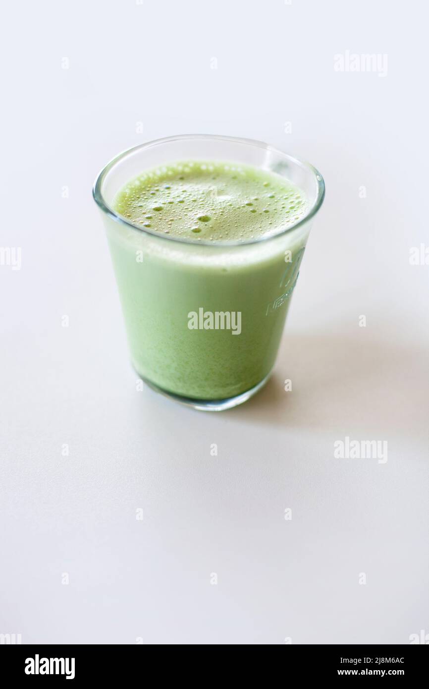 Macha Latte | Japanischer Grüner Tee Glasbecher heißes Getränk isoliert auf Weiß Stockfoto