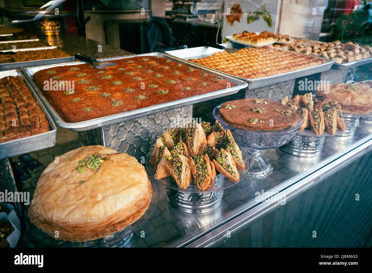 Auswahl an arabischen Süßigkeiten und Dessert, Baklava in Gebäck und Bäckerei Stockfoto