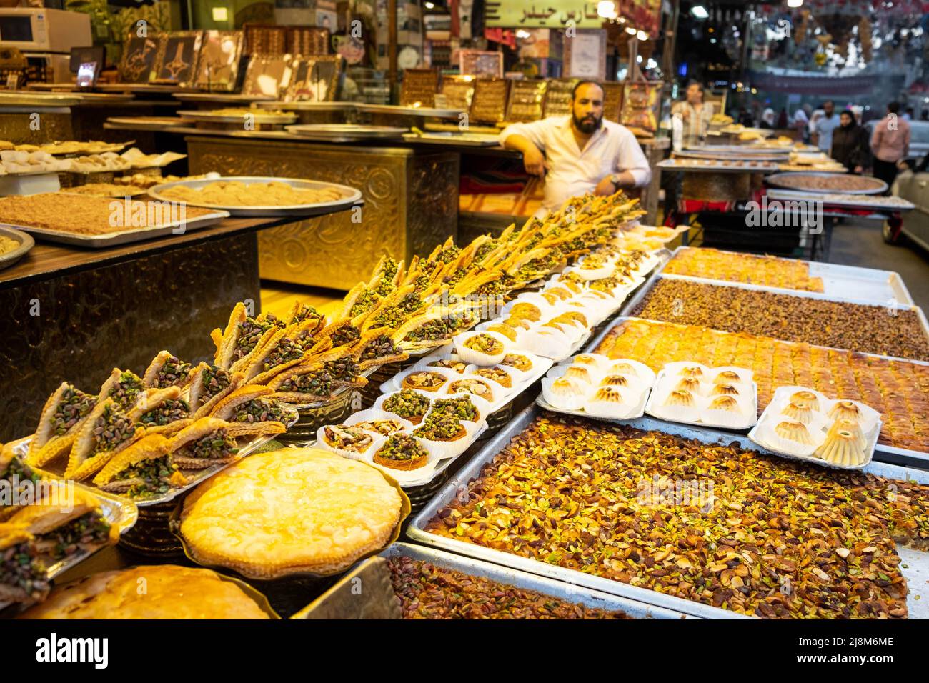 Damaskus, Syrien - Mai, 2022: Arabisches Dessert und Süßigkeiten, Baklava, Gebäck und Bäckerei zum Verkauf auf der Straße Stockfoto