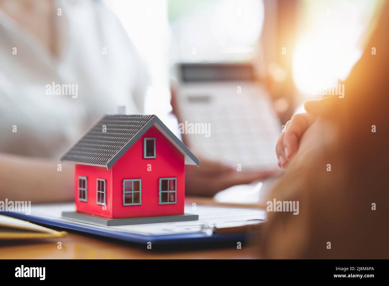 Immobilienmakler erklären Versicherung und Vereinbarung Vertrag dem Kunden vor Unterzeichnung Vertrag. Stockfoto